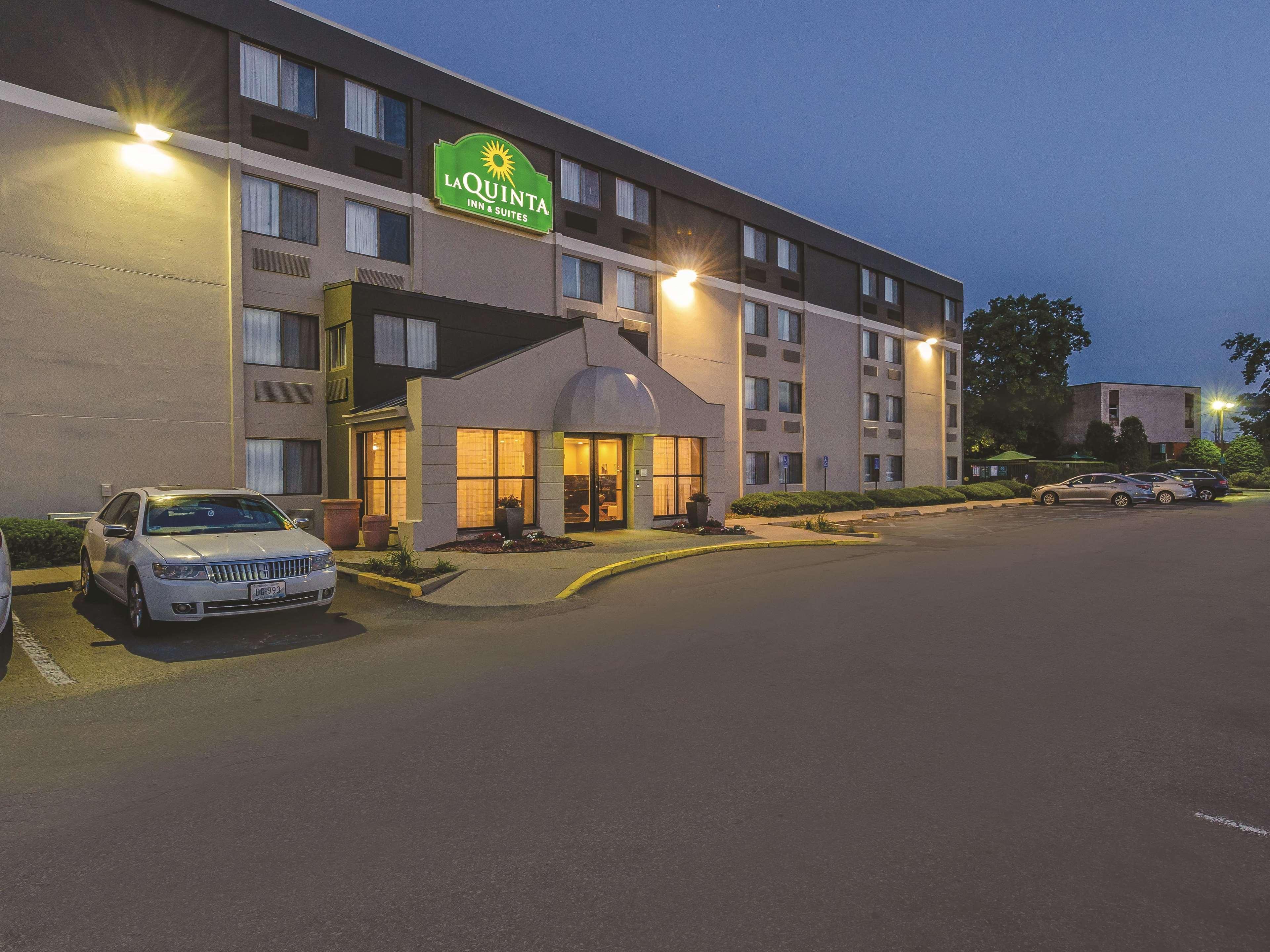 La Quinta By Wyndham Warwick Providence Airport Hotel Exterior photo